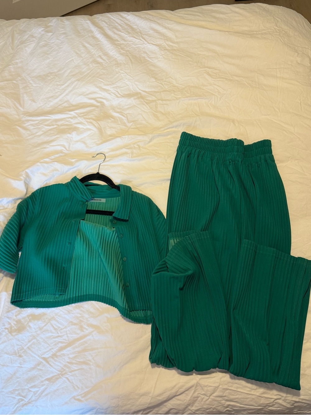 Maniere de Voir green pleated set